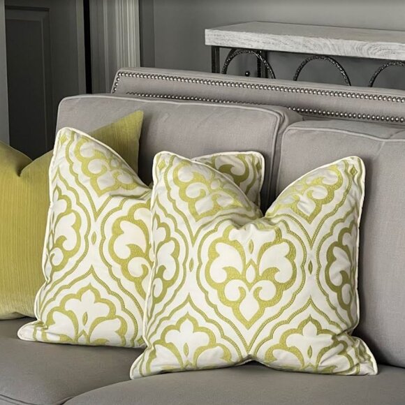 *NEW* EMBROIDERED GREEN & WHITE DECORATIVE ACCENT PILLOWS (Pair/2) FRONTGATE? - Picture 1 of 3